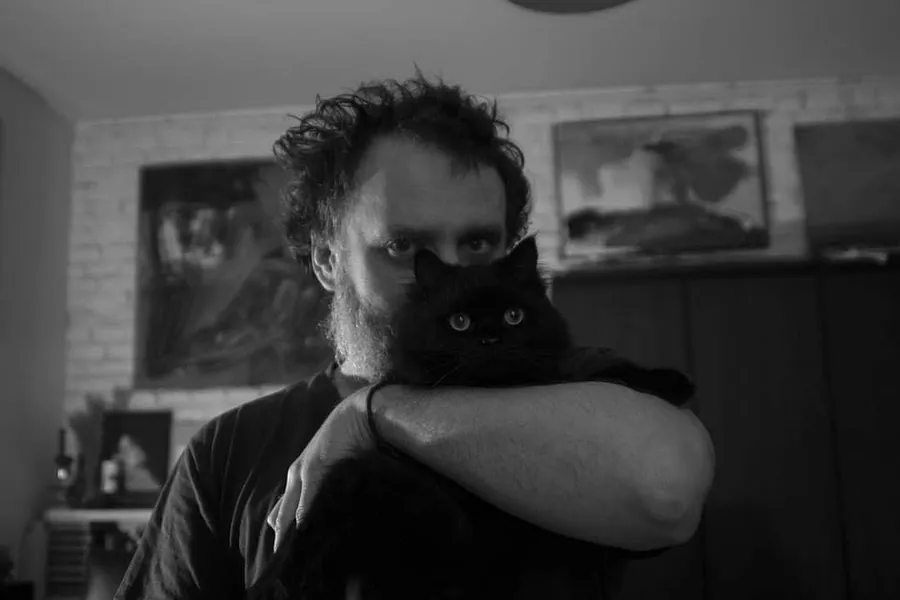 Image of press mention titled "«Мені не вистачає жовто-блакитного прапора над міською адміністрацією Луганська», — з творчого дос’є художника Євгена Григор’єва" by Євген Григорʼєв